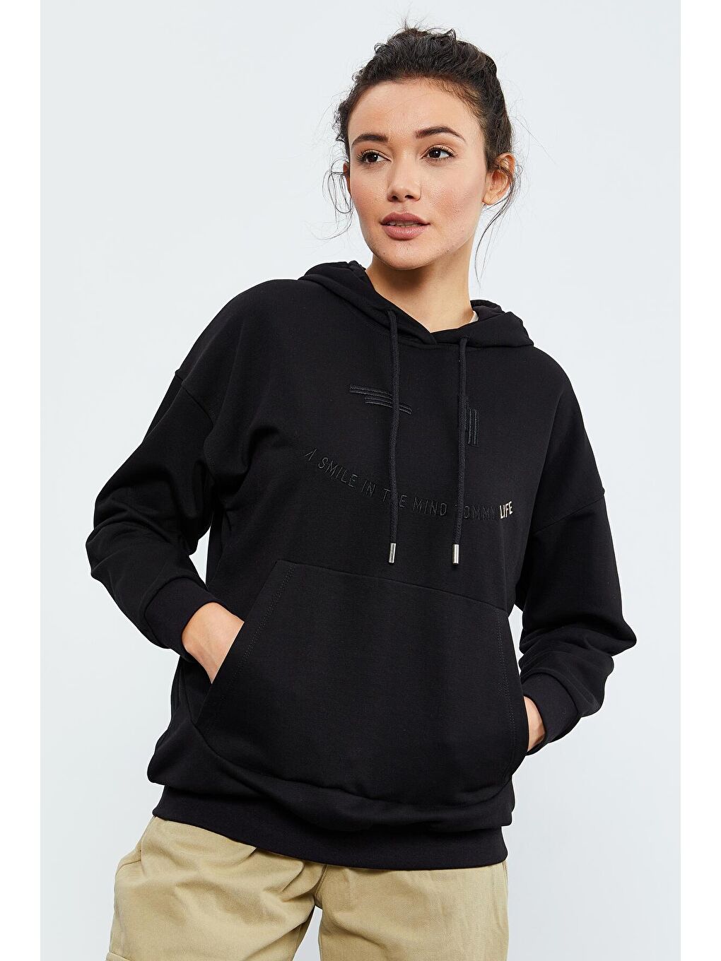 TOMMYLIFE Siyah Yazı Nakışlı Kapüşonlu Kanguru Cep Kadın Oversize Sweatshirt - 97174 - 4