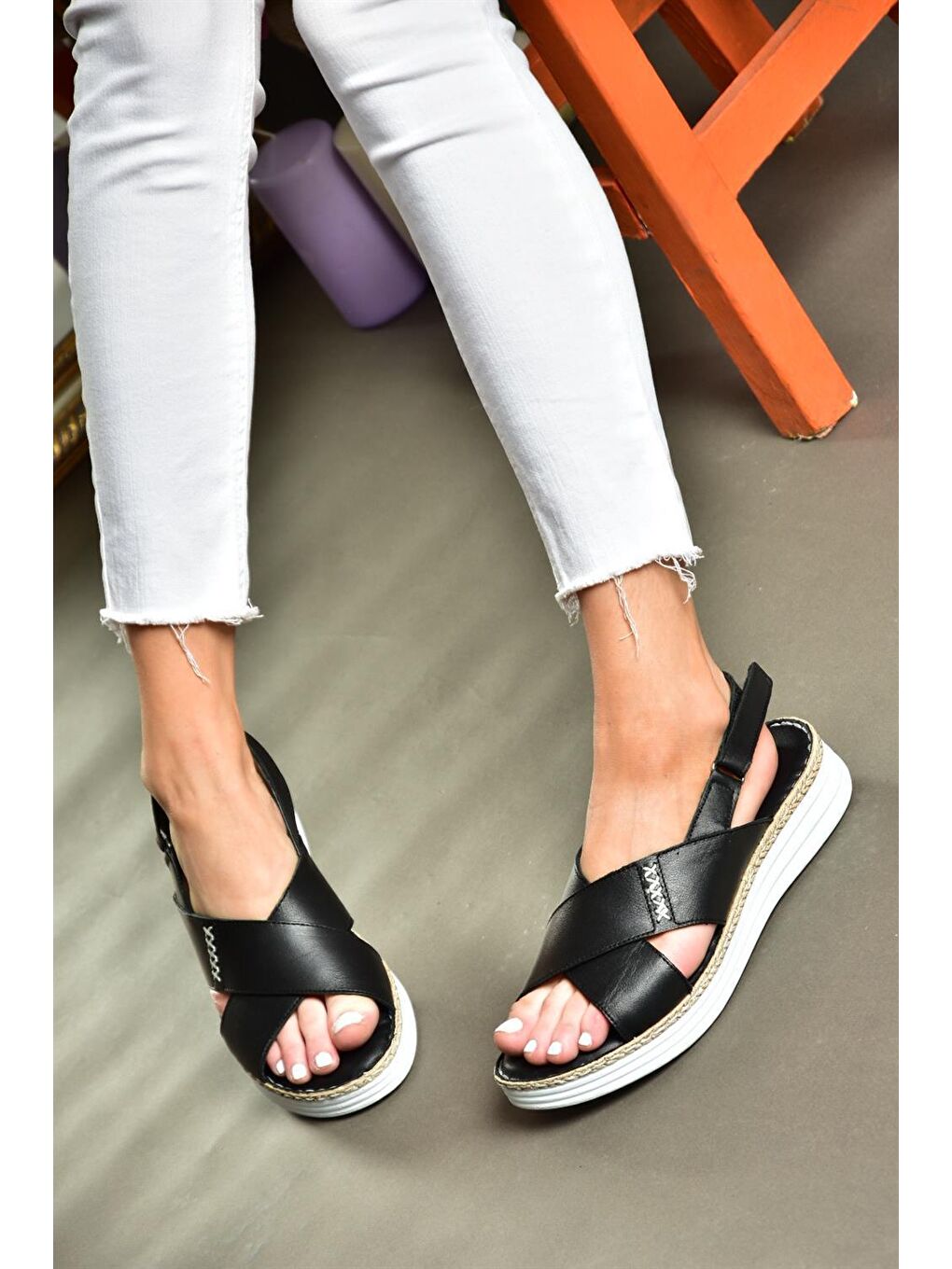 P540000703 Siyah Hakiki Deri Kadın Sandalet-1