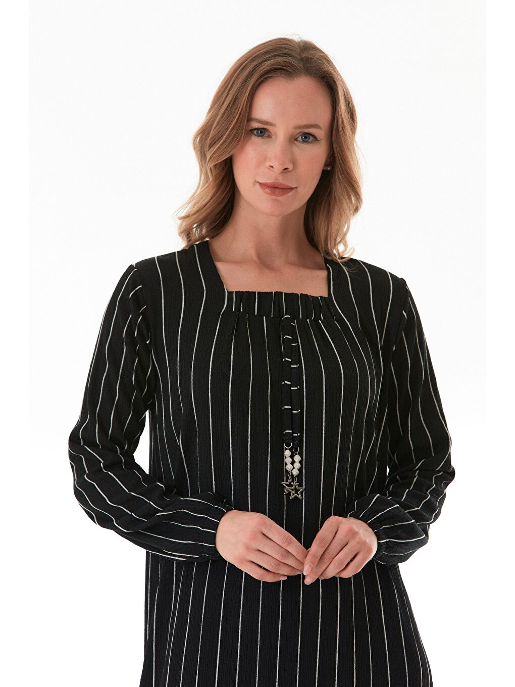 Siyah Çizgili Büyük Beden Yıldız Aksesuarlı Elbise-1