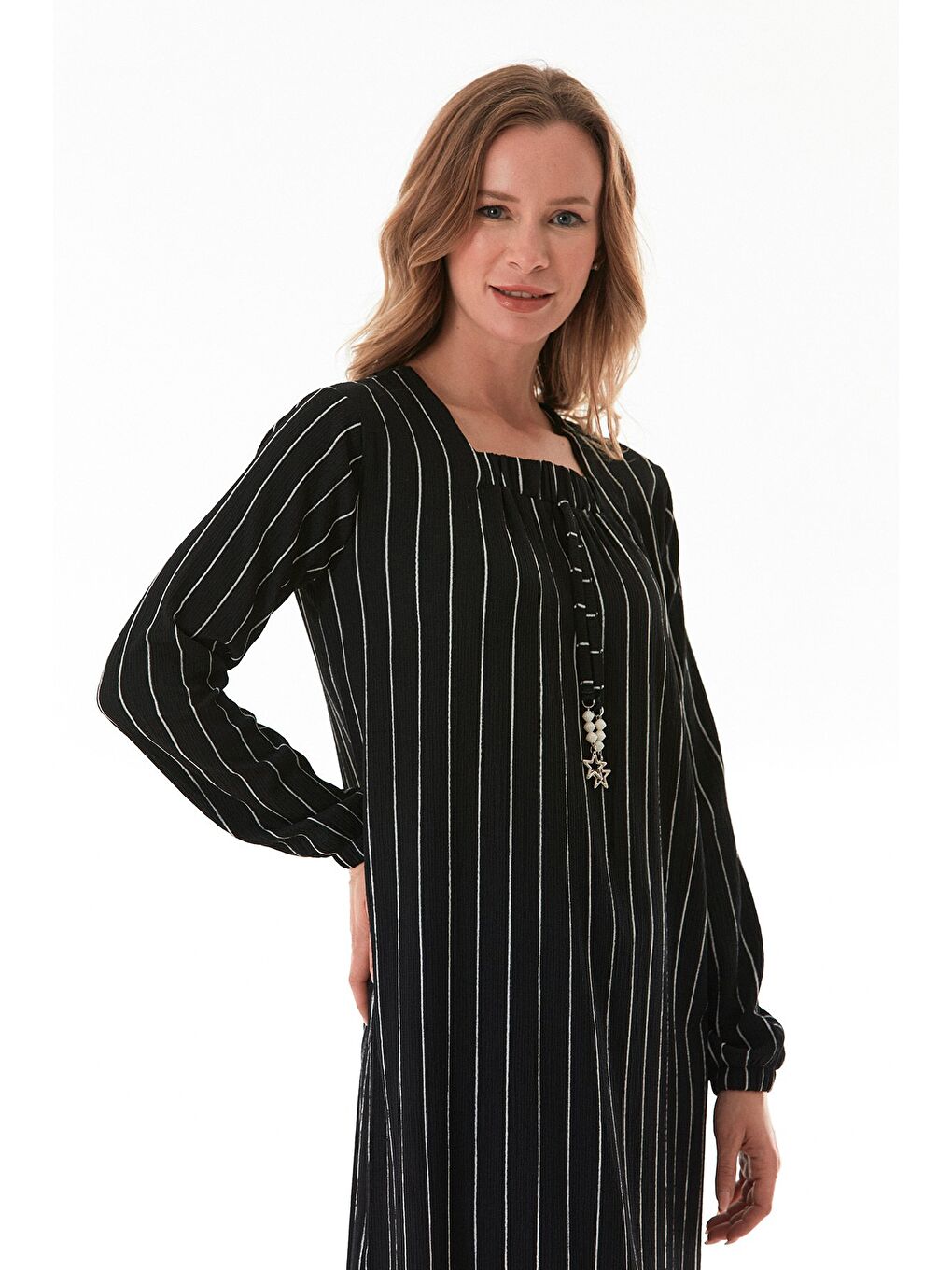 Siyah Çizgili Büyük Beden Yıldız Aksesuarlı Elbise-4