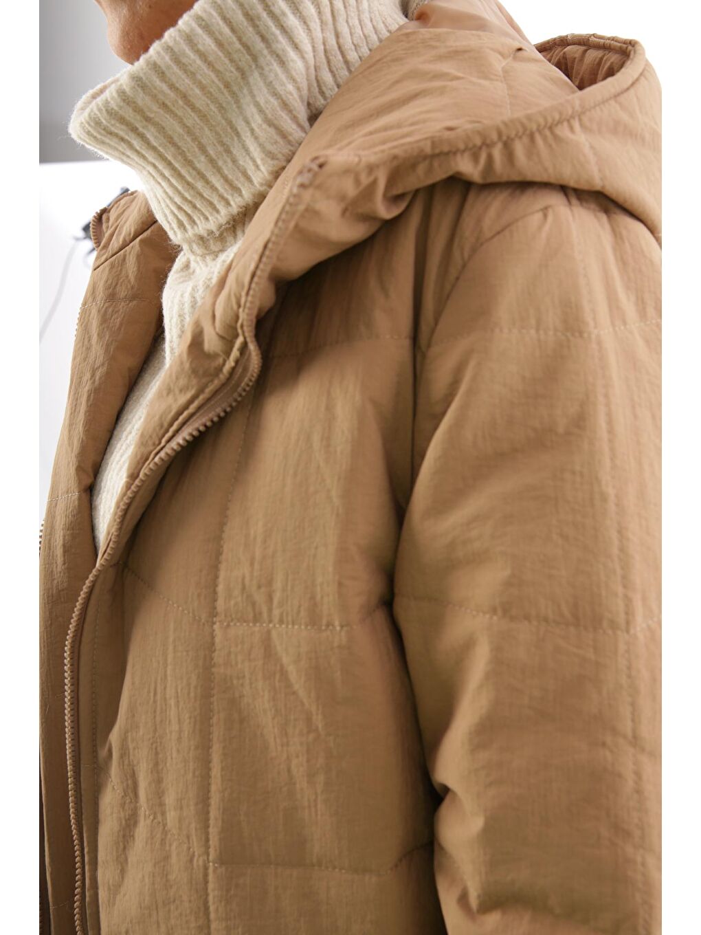 Kahverengi Toprak Kapüşonlu Fermuarlı Uzun Kapitone Mont-4