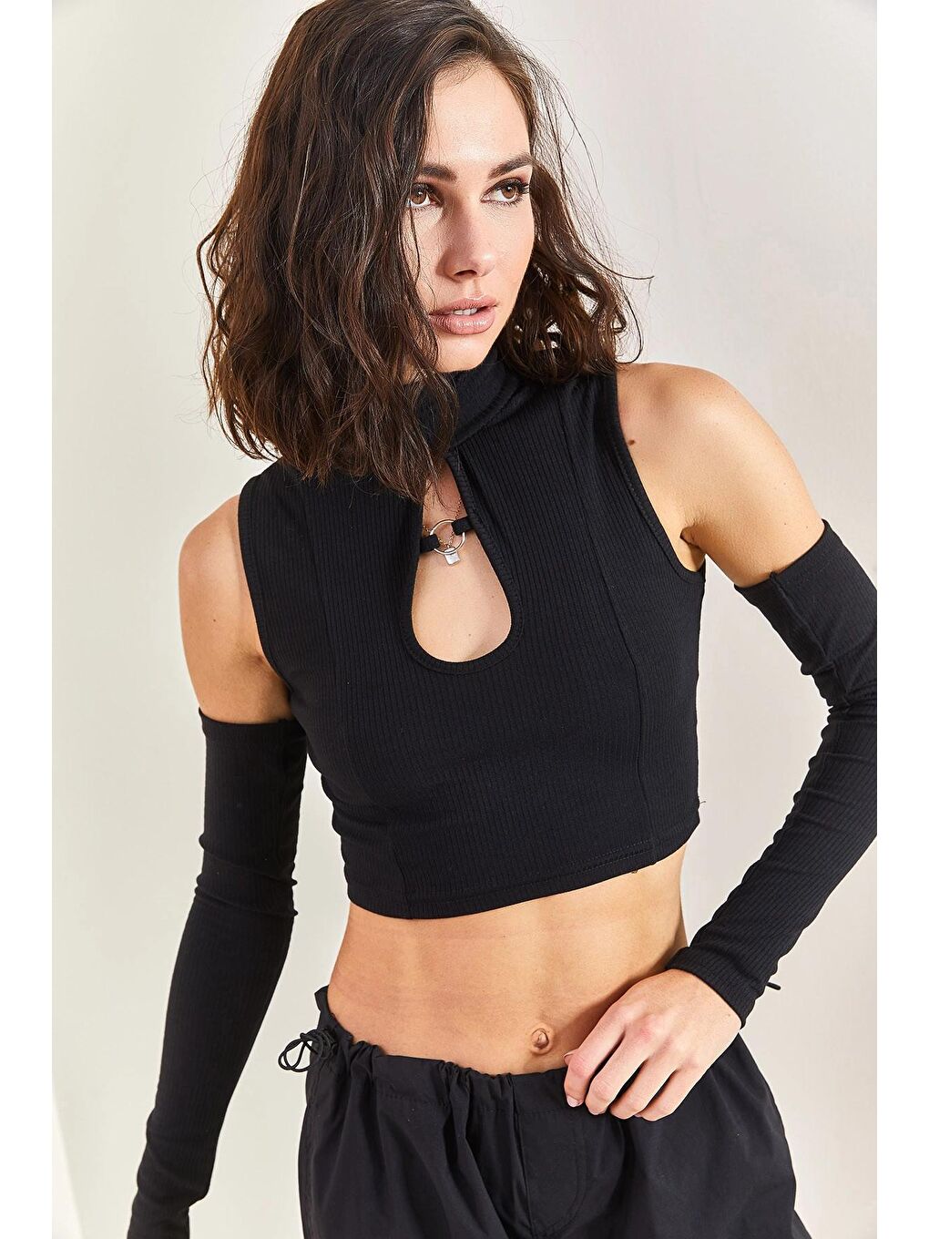 Siyah Kadın Boğaz Halkalı Kol Detaylı Bluz