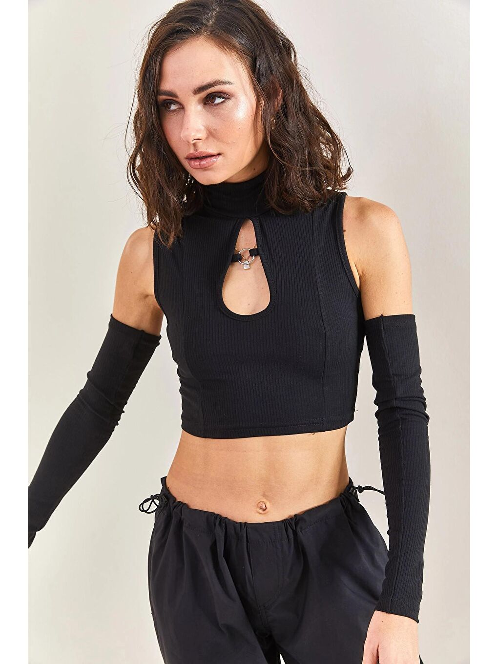 Siyah Kadın Boğaz Halkalı Kol Detaylı Bluz-1