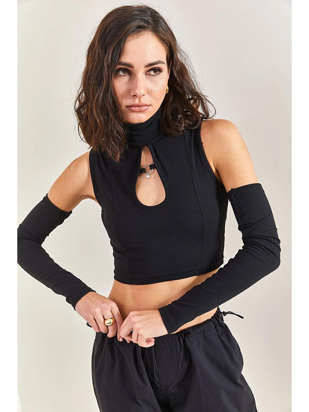 Siyah Kadın Boğaz Halkalı Kol Detaylı Bluz-2