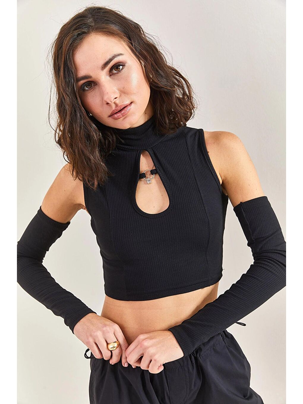 Siyah Kadın Boğaz Halkalı Kol Detaylı Bluz-3