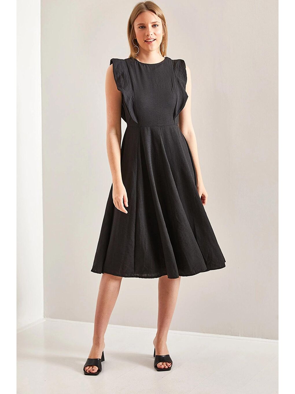 Siyah Kadın Yakası Fırfırlı Elbise