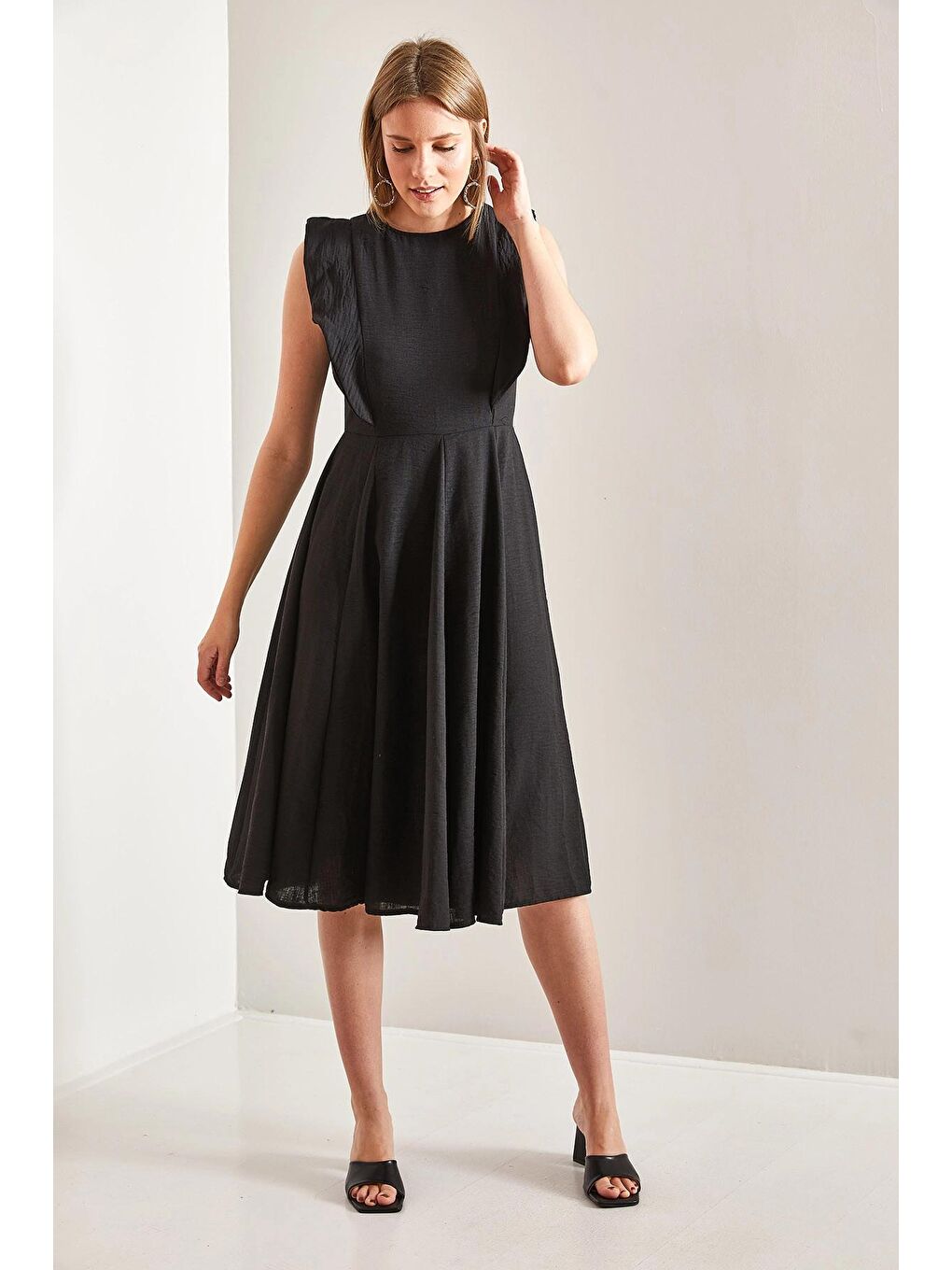 Siyah Kadın Yakası Fırfırlı Elbise-3