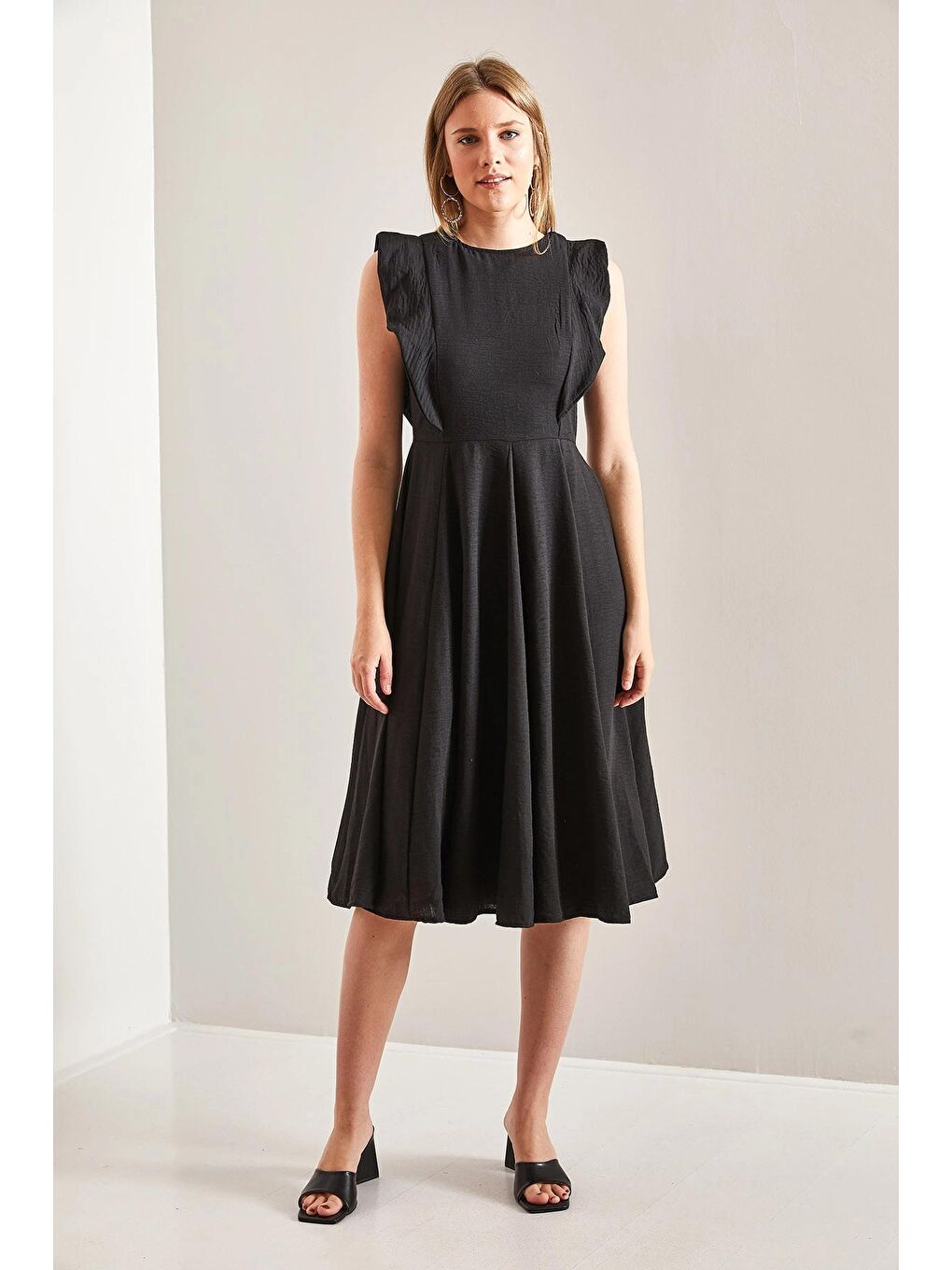 Siyah Kadın Yakası Fırfırlı Elbise-4