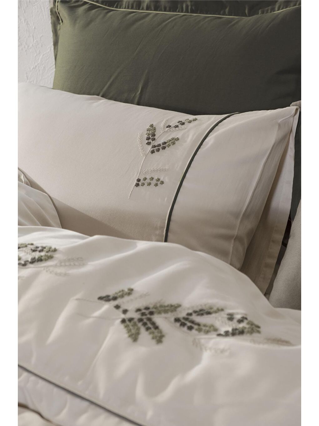 Derin Battal Boy Nevresim Takımı %100 Organik Pamuk Saten El Nakışlı Yeşil 240x220 Cm-1