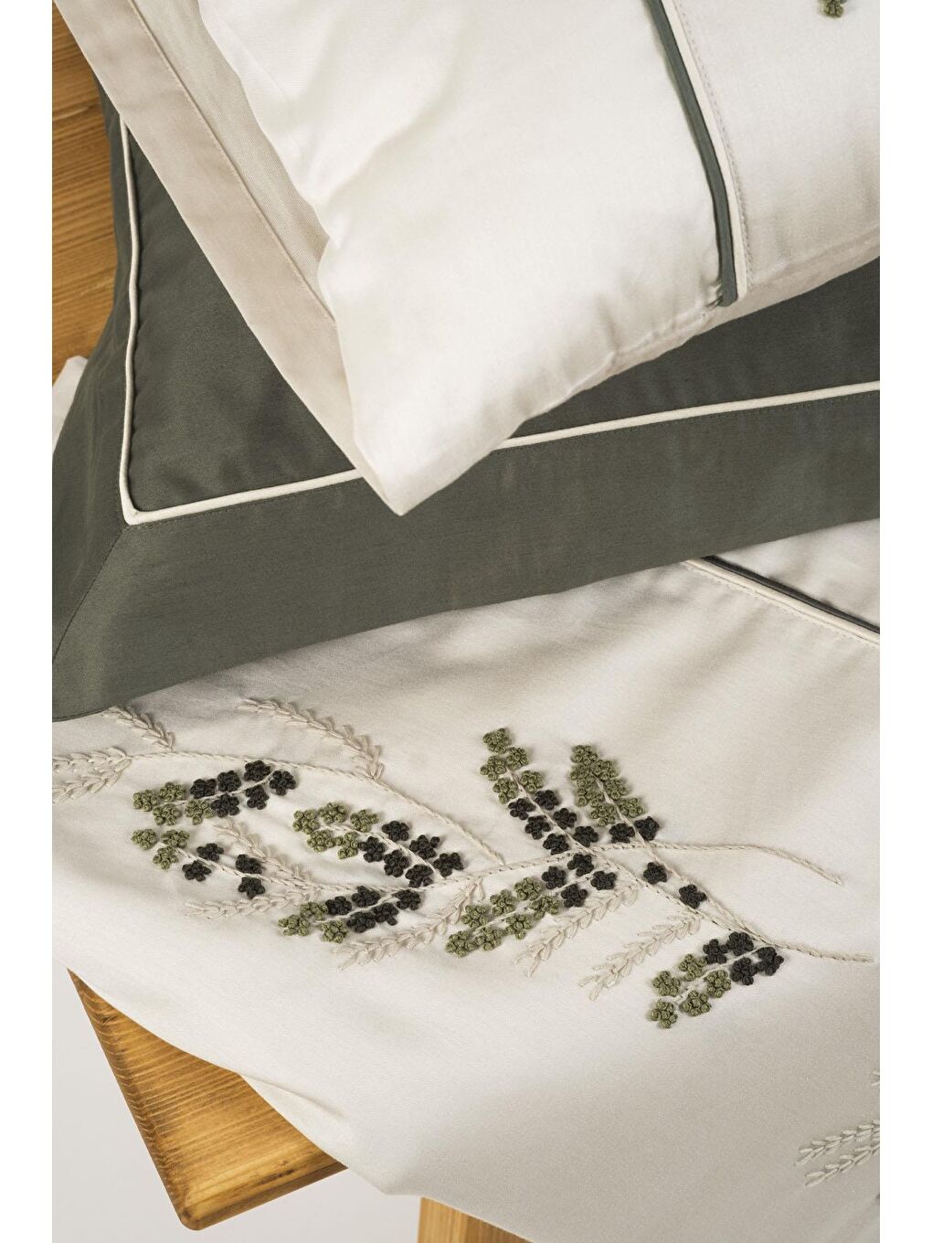 Derin Battal Boy Nevresim Takımı %100 Organik Pamuk Saten El Nakışlı Yeşil 240x220 Cm-2