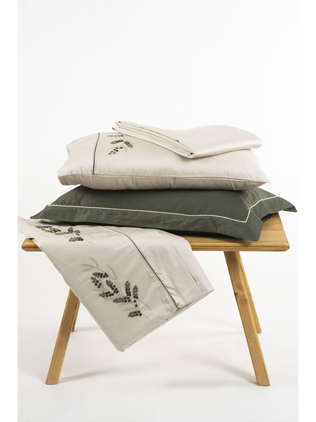 Derin Battal Boy Nevresim Takımı %100 Organik Pamuk Saten El Nakışlı Yeşil 240x220 Cm-3