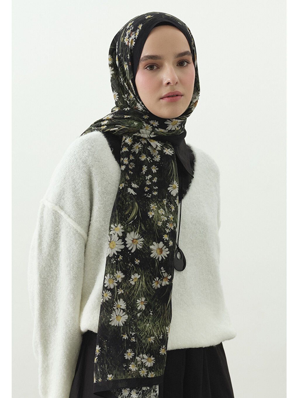 Siyah Tıny Daısy Desenli Pamuk Viskon Şal-2
