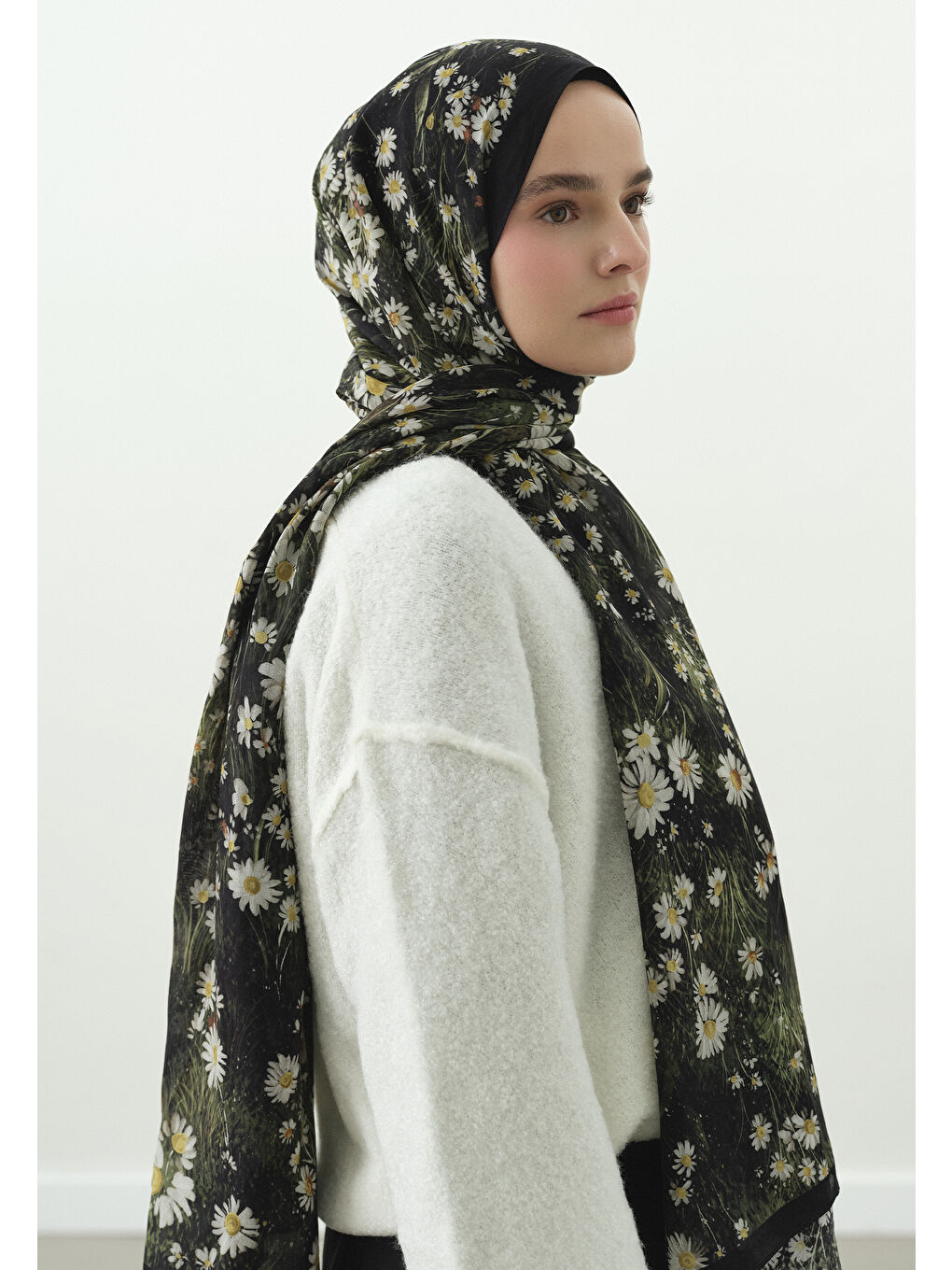 Siyah Tıny Daısy Desenli Pamuk Viskon Şal-3