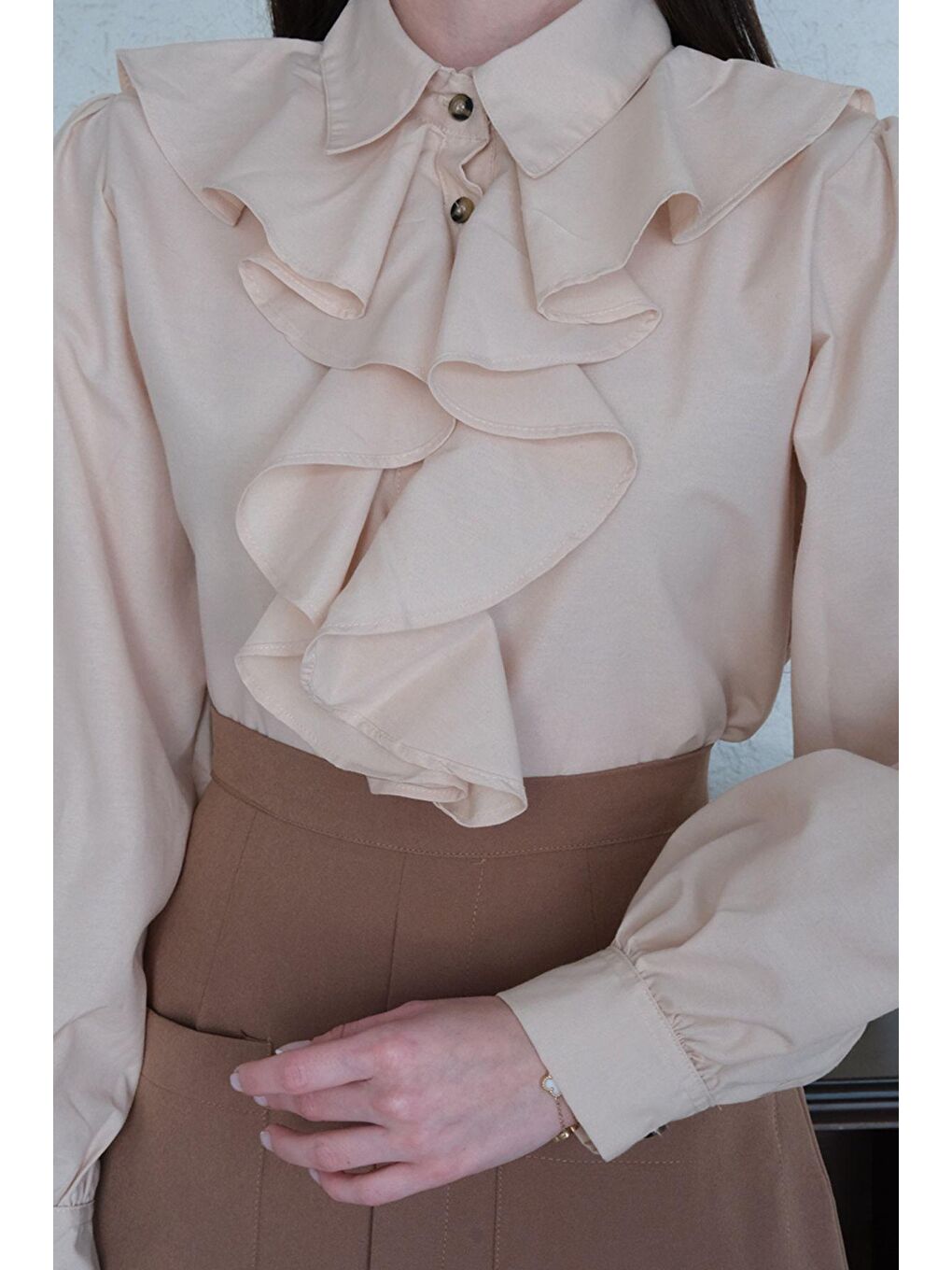 Ekru Krem Volanlı Gömlek-3