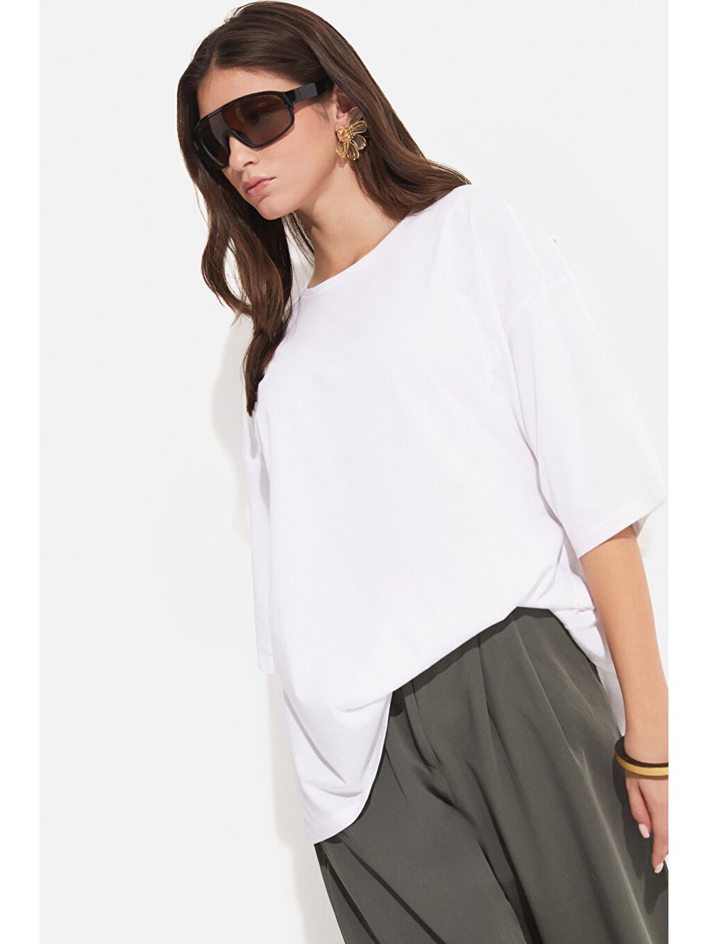 Beyaz Düşük Omuz Bol Kesim Pamuk T-Shirt-1