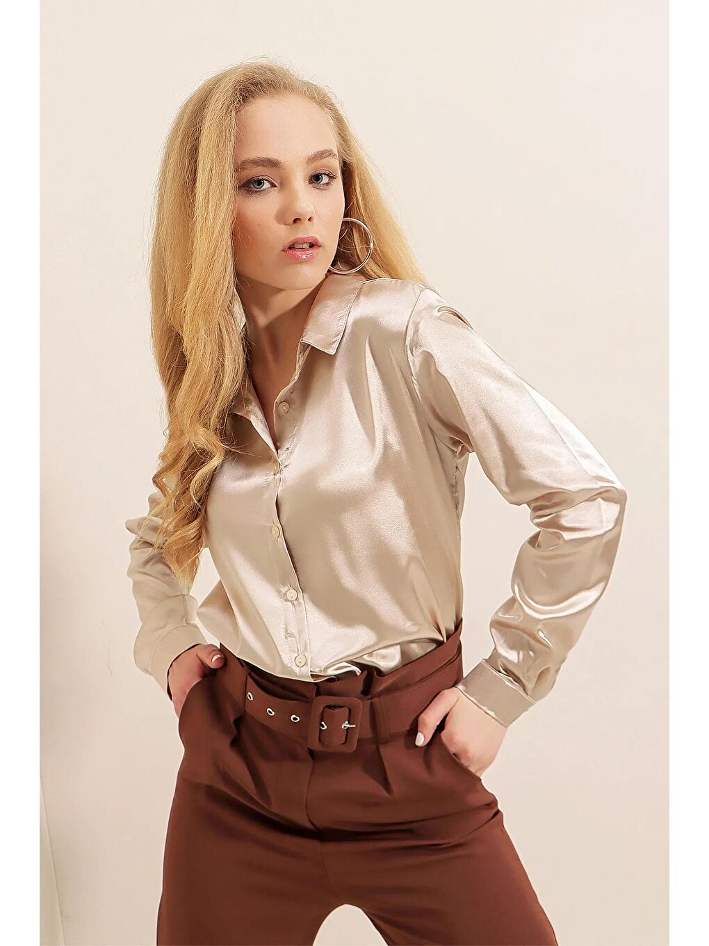 Ekru Kadın Krem Dökümlü Viskon Basic Saten Gömlek-1