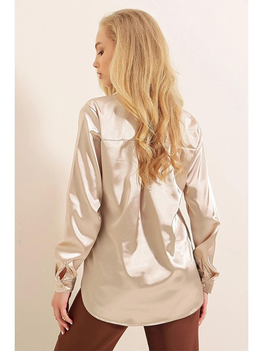 Ekru Kadın Krem Dökümlü Viskon Basic Saten Gömlek-2