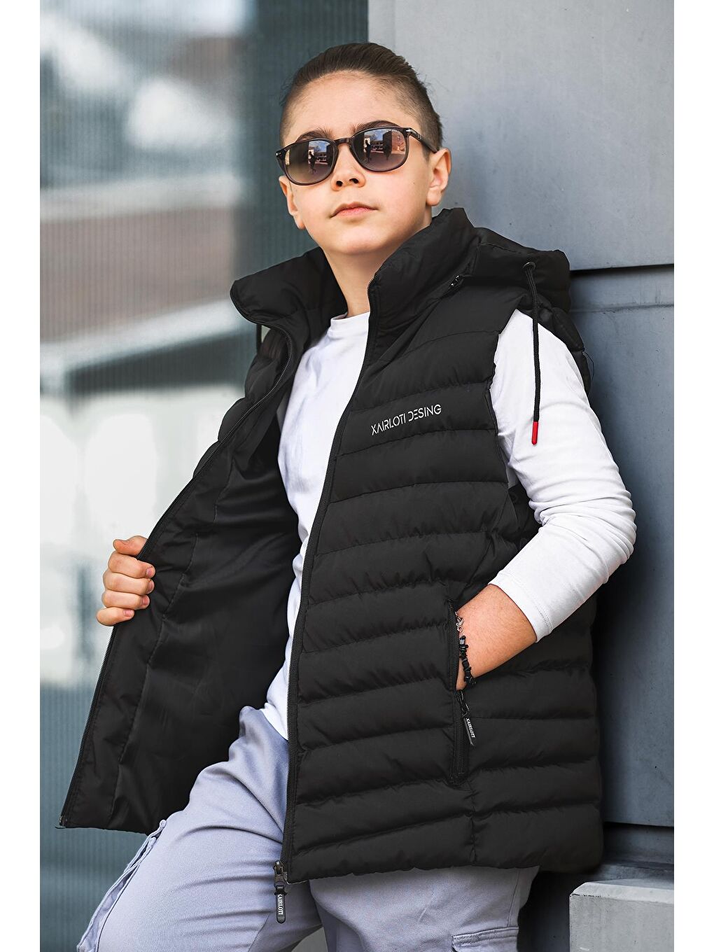 Gri Erkek Çocuk Kapüşonlu Siyah Şişme Yelek YLK.2021