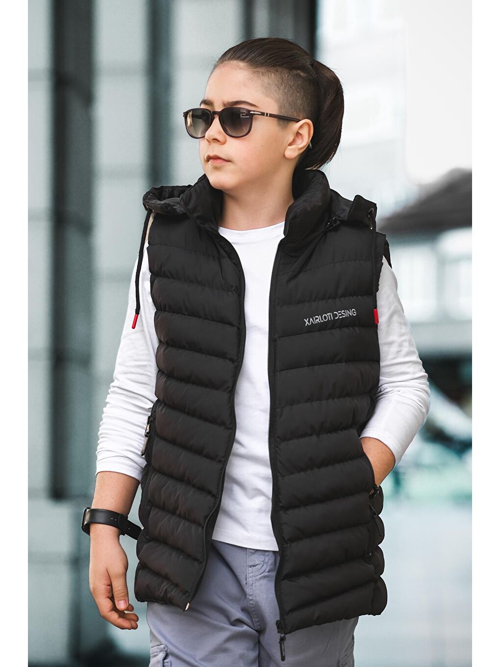 Gri Erkek Çocuk Kapüşonlu Siyah Şişme Yelek YLK.2021-1