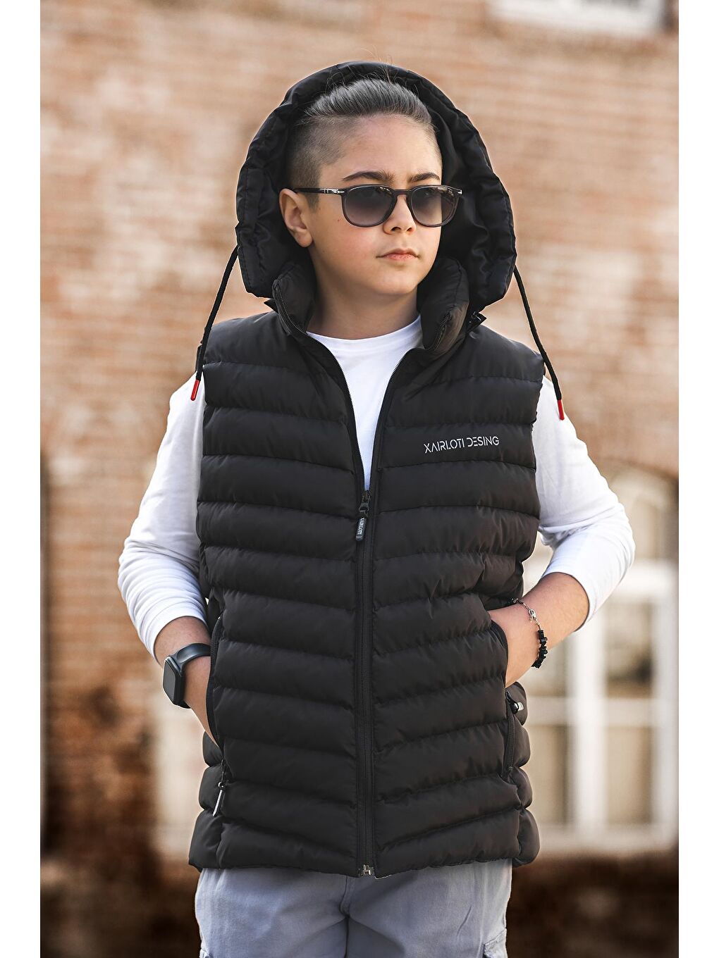 Gri Erkek Çocuk Kapüşonlu Siyah Şişme Yelek YLK.2021-3