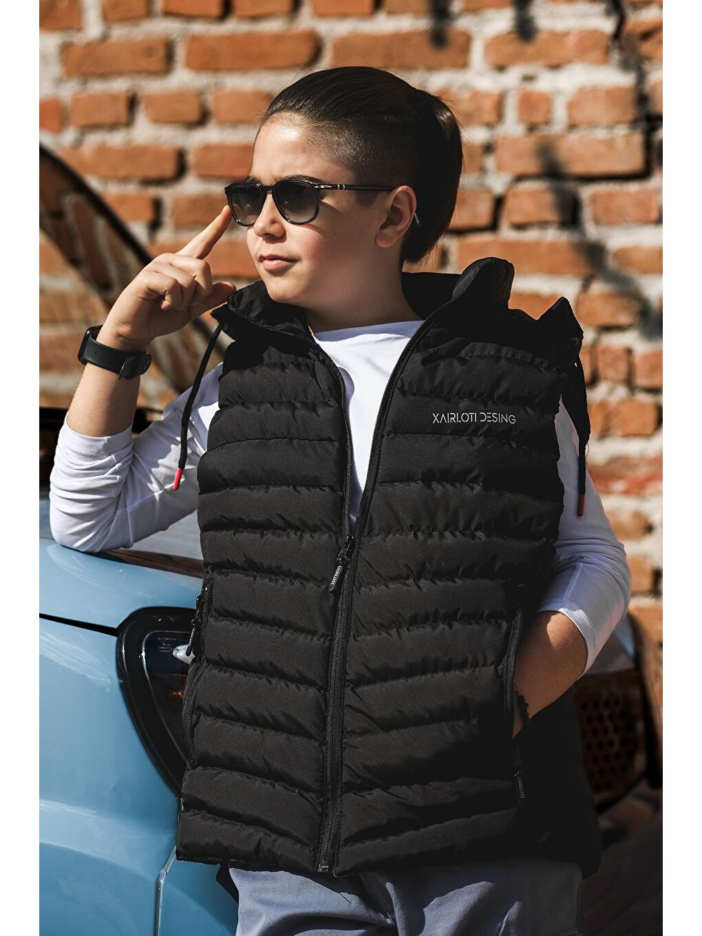 Gri Erkek Çocuk Kapüşonlu Siyah Şişme Yelek YLK.2021-4