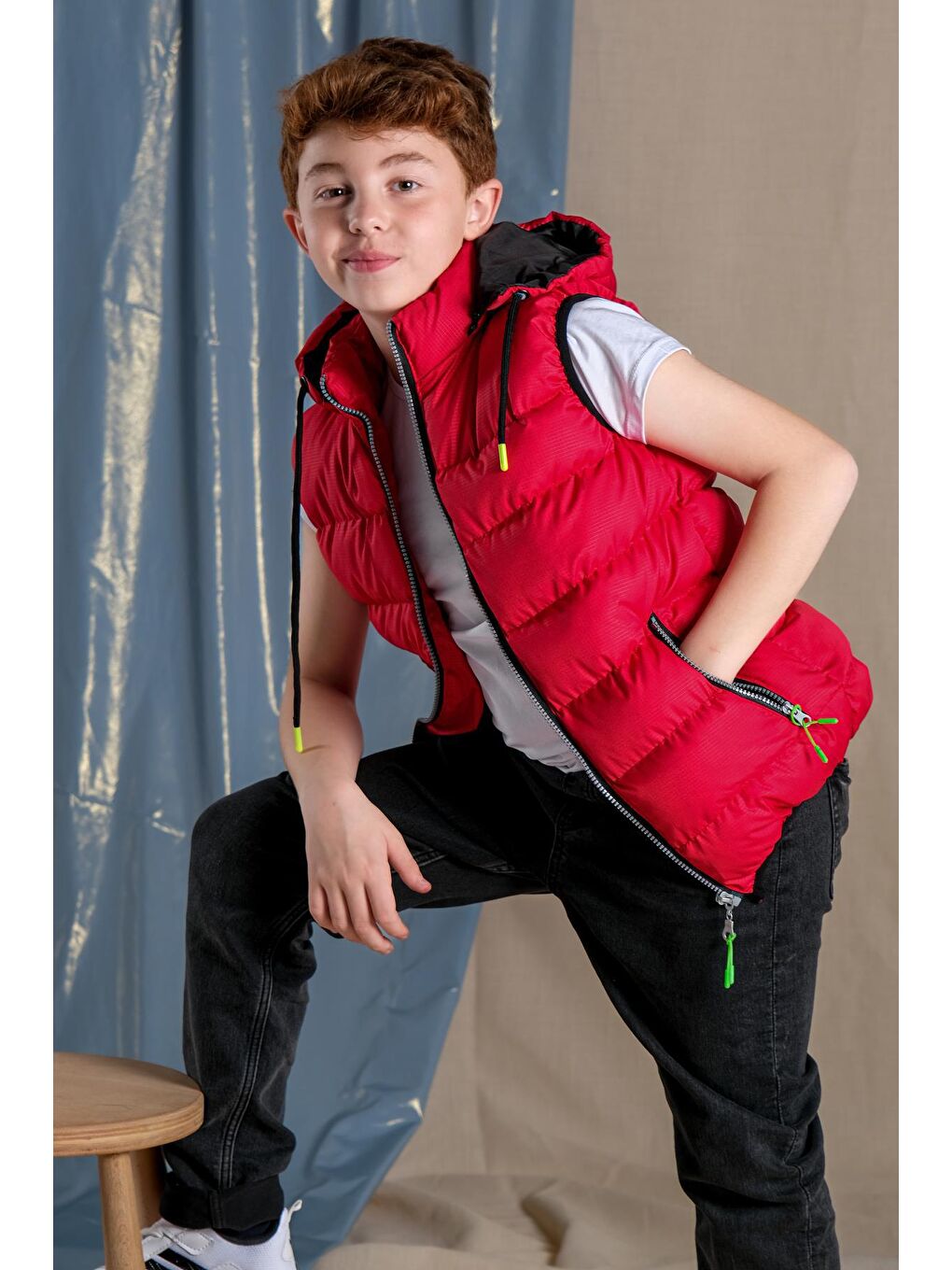 Kırmızı Çıkarılan Kapüşonlu Erkek Çocuk Şişme Yelek