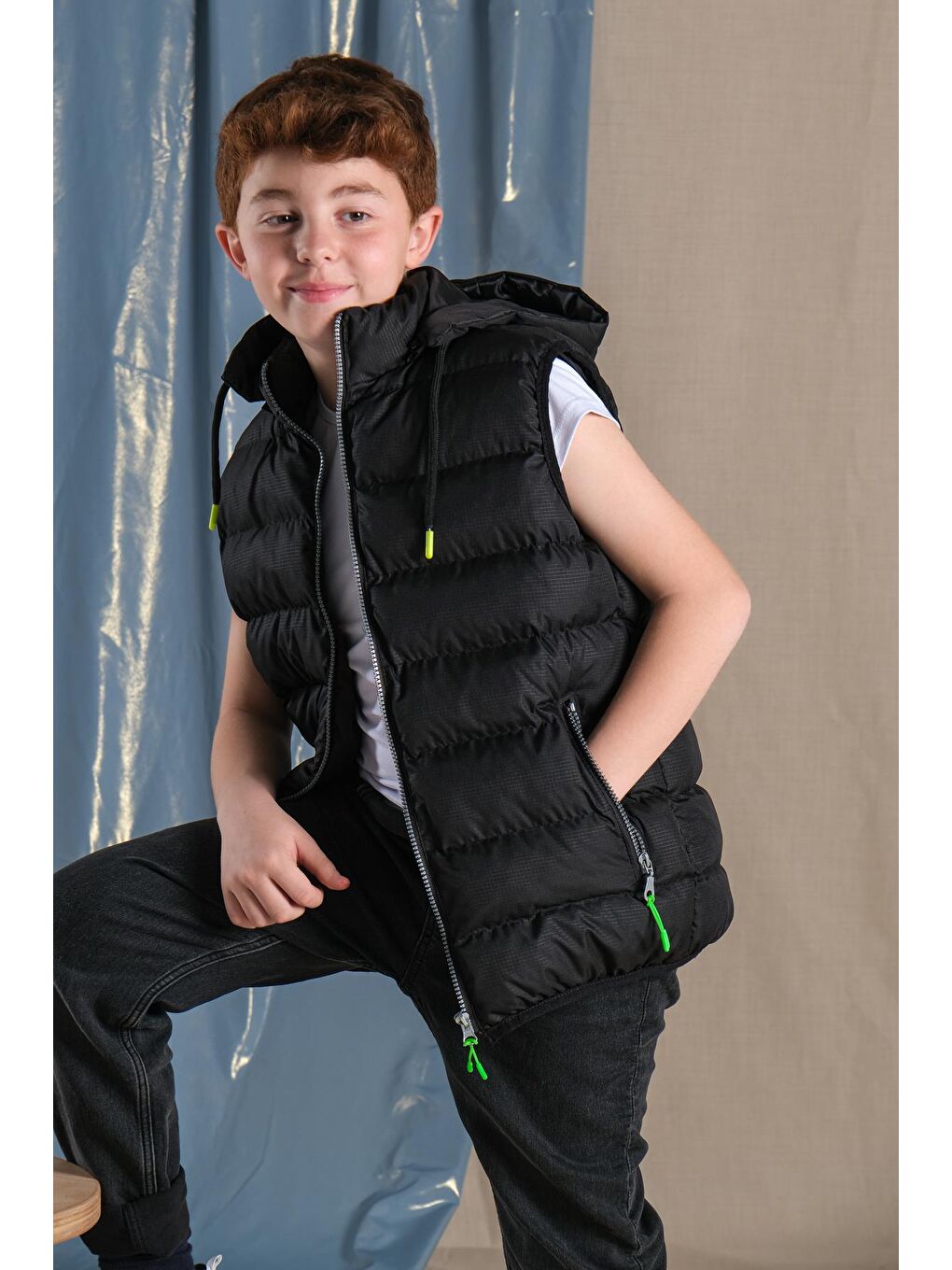 Siyah Çıkarılan Kapüşonlu Erkek Çocuk Şişme Yelek-1