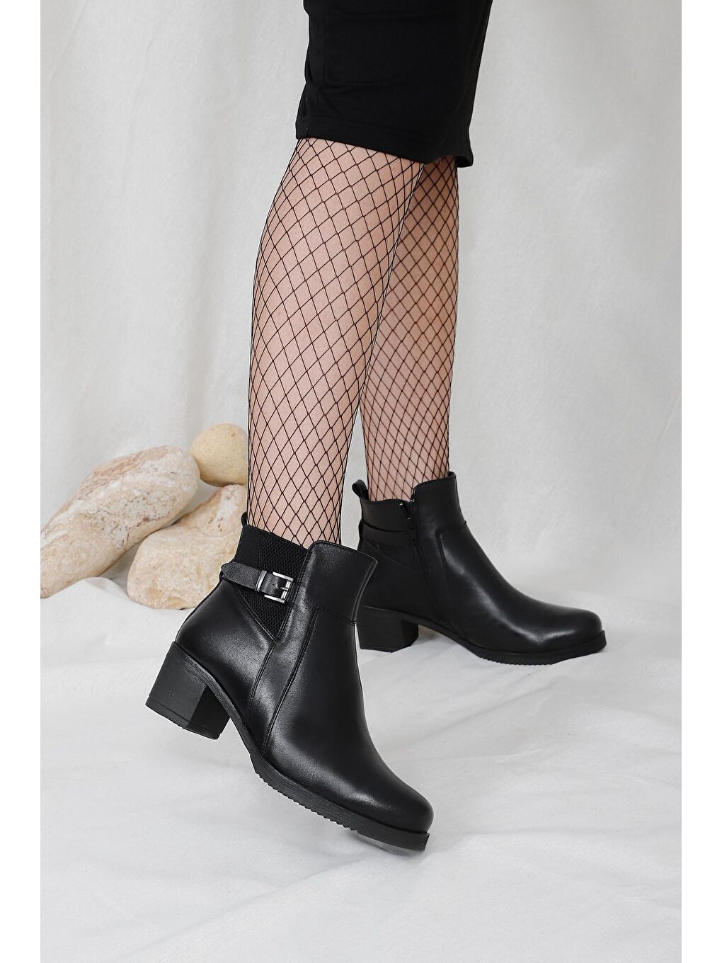 Siyah Hakiki Deri Yuvarlak Burun Topuklu Fermuarlı Tokalı Kadın Günlük Bot 10409