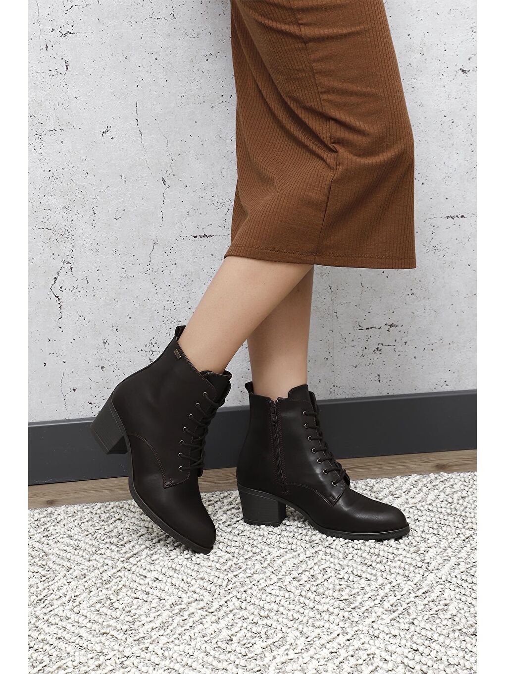 Kahverengi Sivri Burun Kauçuk Taban Topuklu Fermuarlı Bağcıklı Kadın Günlük Bot 20479