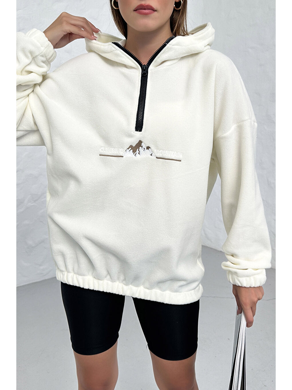 Kadın Beyaz Climbing Mountain Baskılı Oversize Yarım Fermuarlı Kapüşonlu Polar Sweatshirt-1