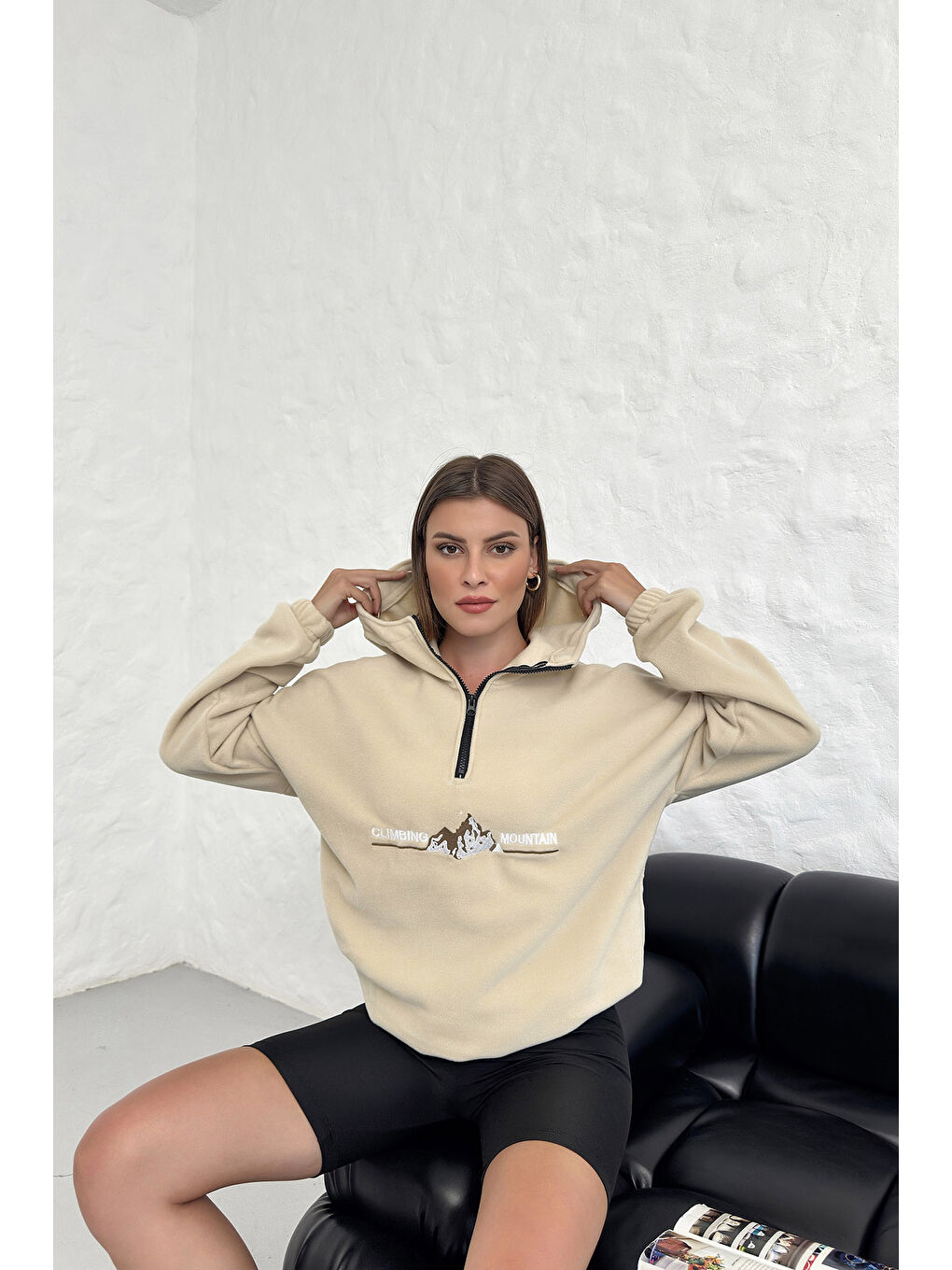 Trendseninle Kadın Bej Climbing Mountain Baskılı Oversize Yarım Fermuarlı Kapüşonlu Polar Sweatshirt - 4