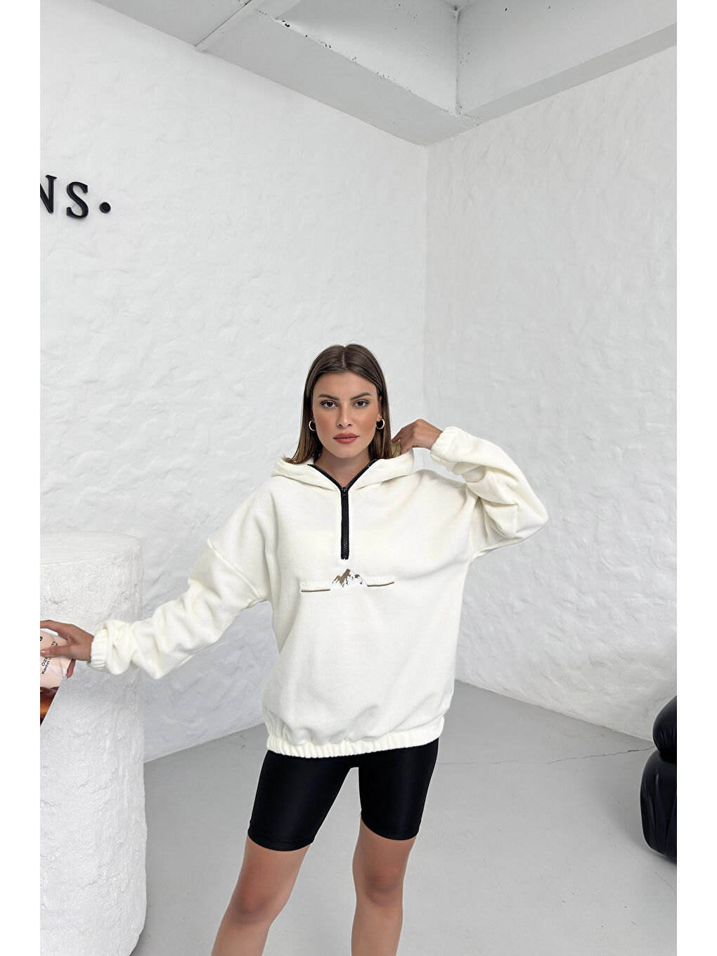 Kadın Beyaz Climbing Mountain Baskılı Oversize Yarım Fermuarlı Kapüşonlu Polar Sweatshirt-3