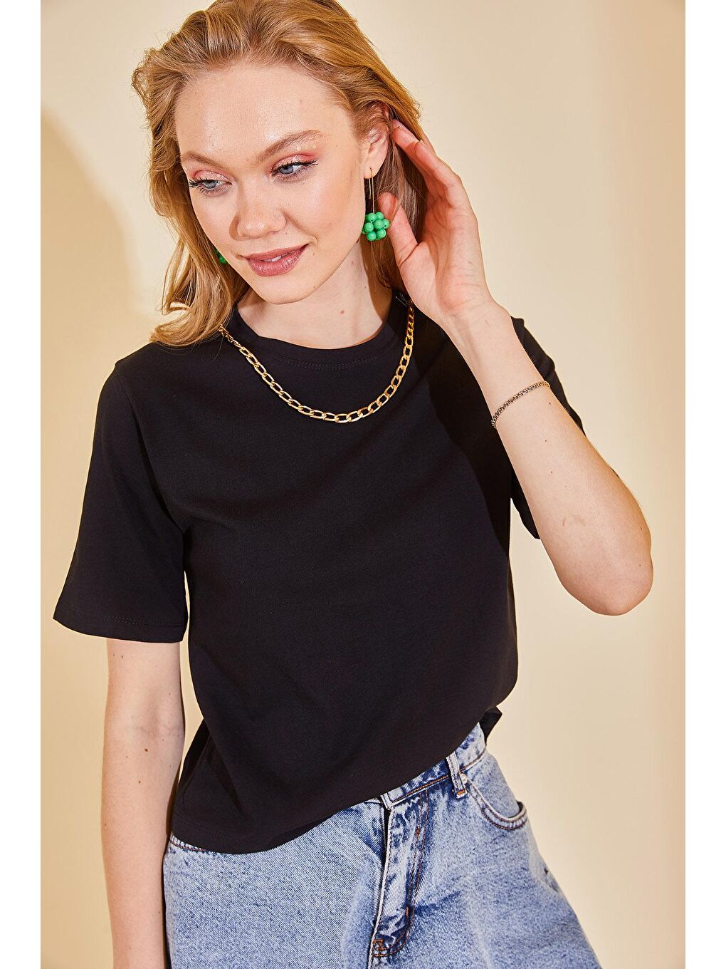 Siyah Zincir Detaylı Bisiklet Yaka Tişört 2YXK1-46354-02-2