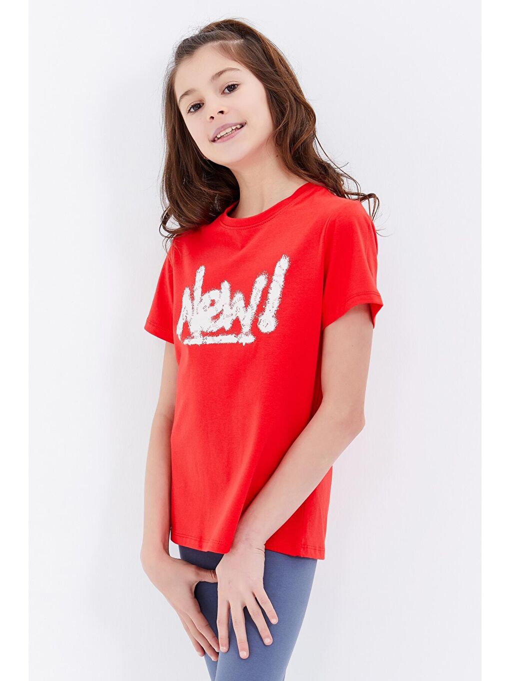 TOMMYLIFE Kırmızı Nar Çiçeği Basic Yazı Baskılı O Yaka Rahat Form Kız Çocuk T-Shirt - 75041