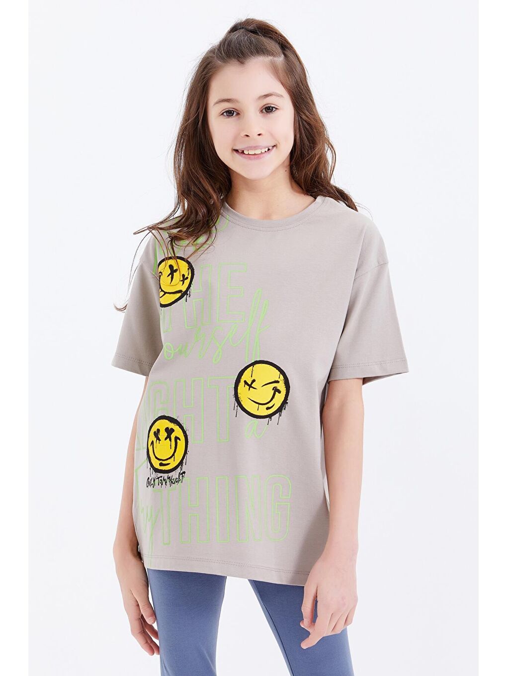 TOMMYLIFE Koyu Bej Oversize Emoji Baskılı O Yaka Düşük Omuz Kız Çocuk T-Shirt  - 75042