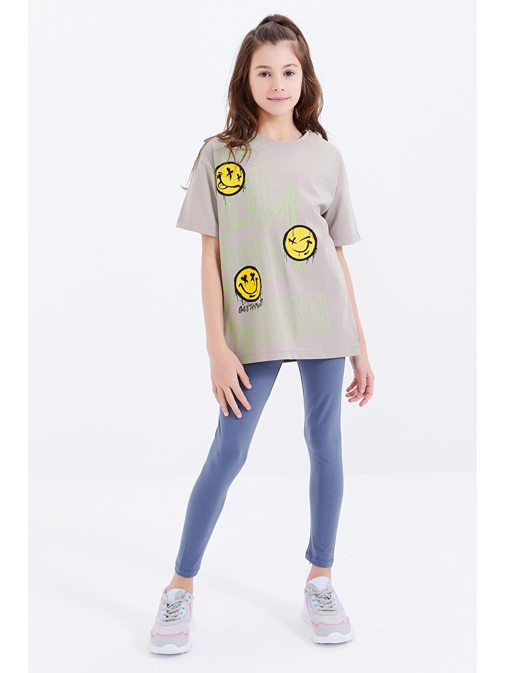 TOMMYLIFE Koyu Bej Oversize Emoji Baskılı O Yaka Düşük Omuz Kız Çocuk T-Shirt  - 75042 - 1