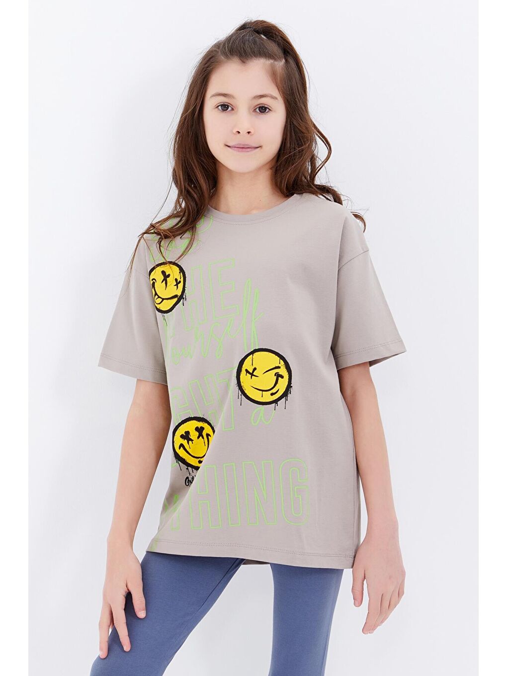 TOMMYLIFE Koyu Bej Oversize Emoji Baskılı O Yaka Düşük Omuz Kız Çocuk T-Shirt  - 75042 - 2