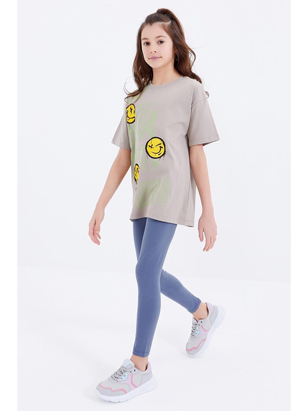 TOMMYLIFE Koyu Bej Oversize Emoji Baskılı O Yaka Düşük Omuz Kız Çocuk T-Shirt  - 75042 - 3