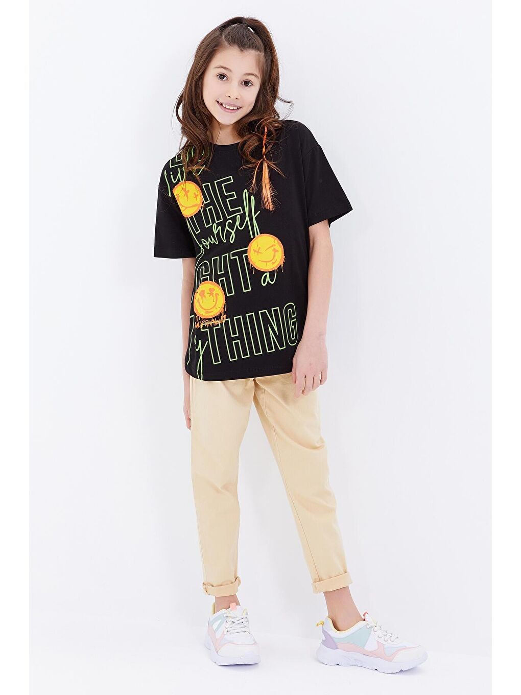 TOMMYLIFE Siyah Oversize Emoji Baskılı O Yaka Düşük Omuz Kız Çocuk T-Shirt  - 75042 - 3