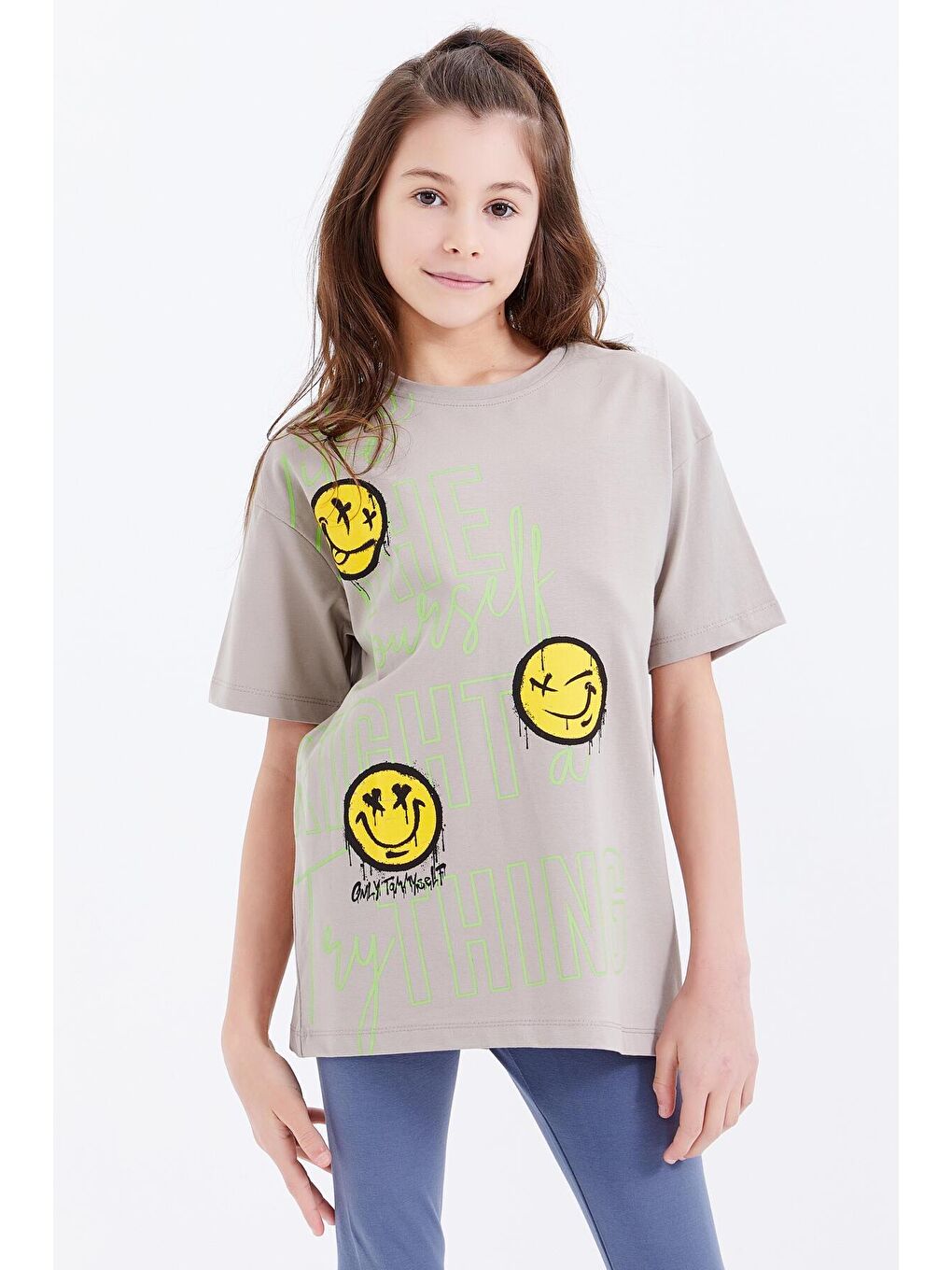 TOMMYLIFE Koyu Bej Oversize Emoji Baskılı O Yaka Düşük Omuz Kız Çocuk T-Shirt  - 75042 - 4