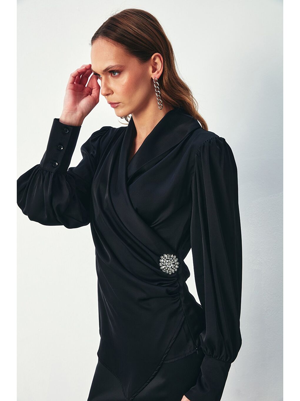 Broşlu Kruvaze Bluz - Siyah