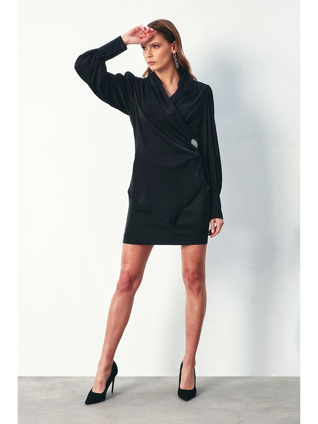 Broşlu Kruvaze Bluz - Siyah-1