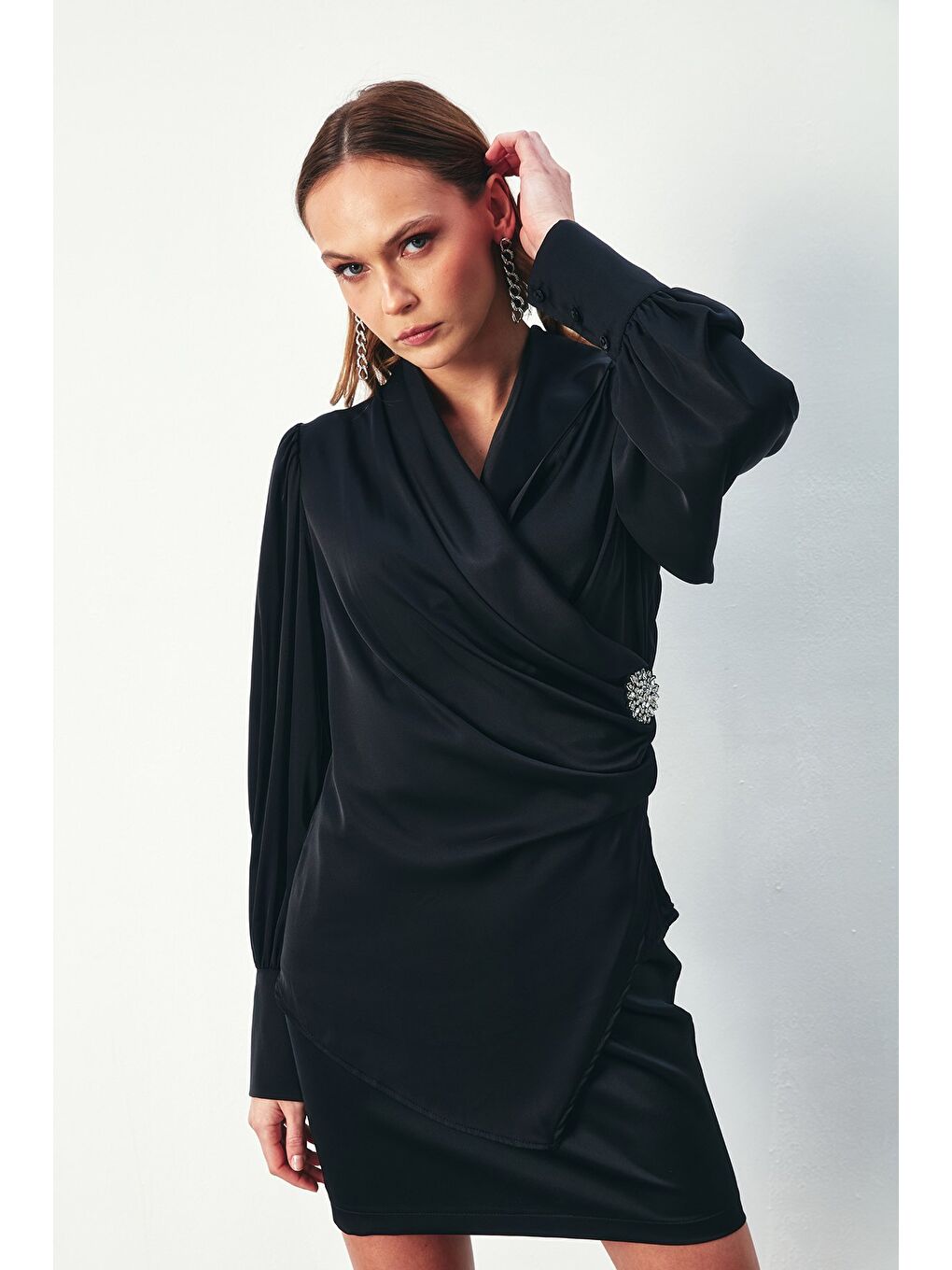 Broşlu Kruvaze Bluz - Siyah-5