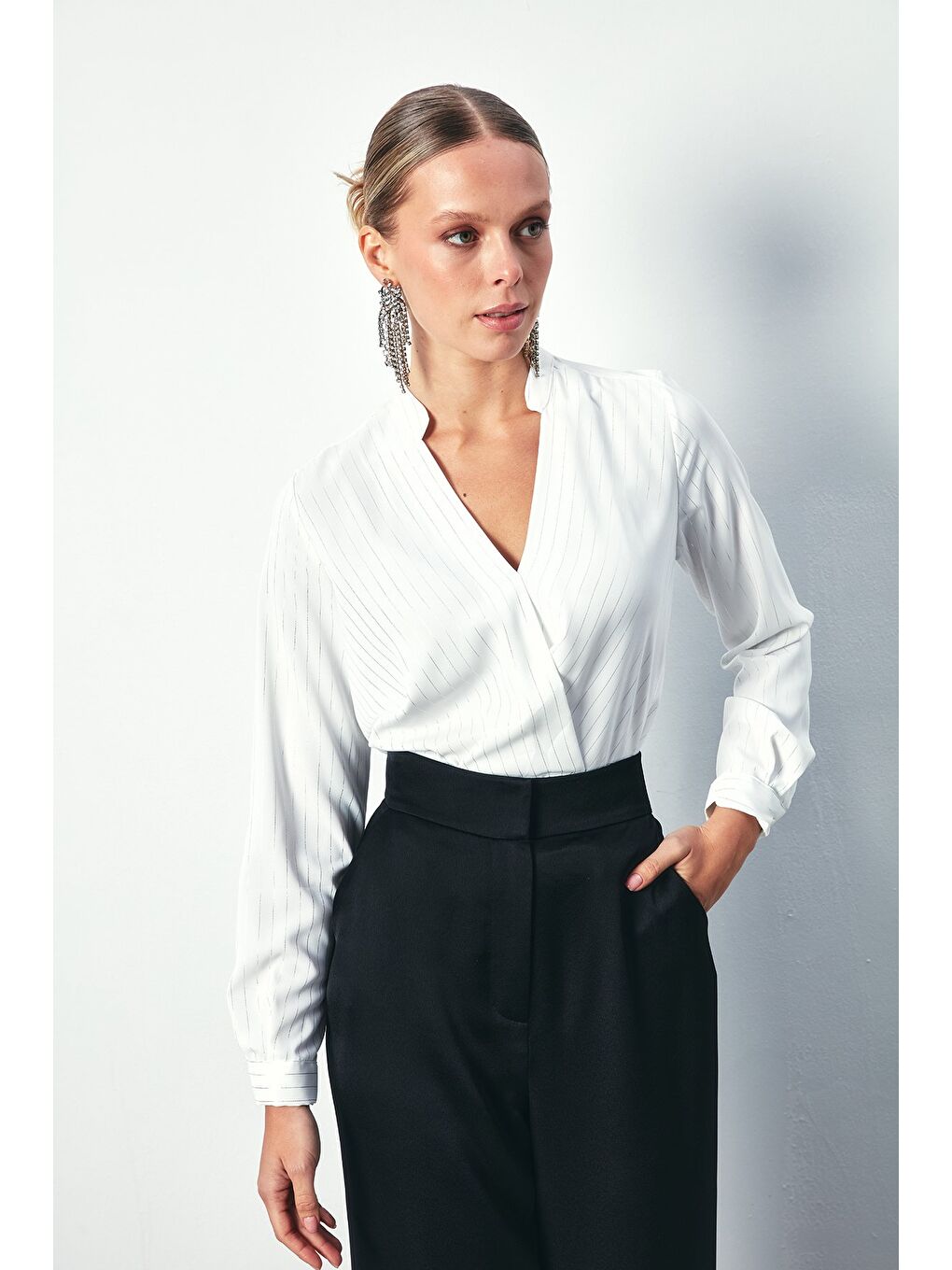 Kruvaze Parlak Çizgili Bluz - Ekru-6