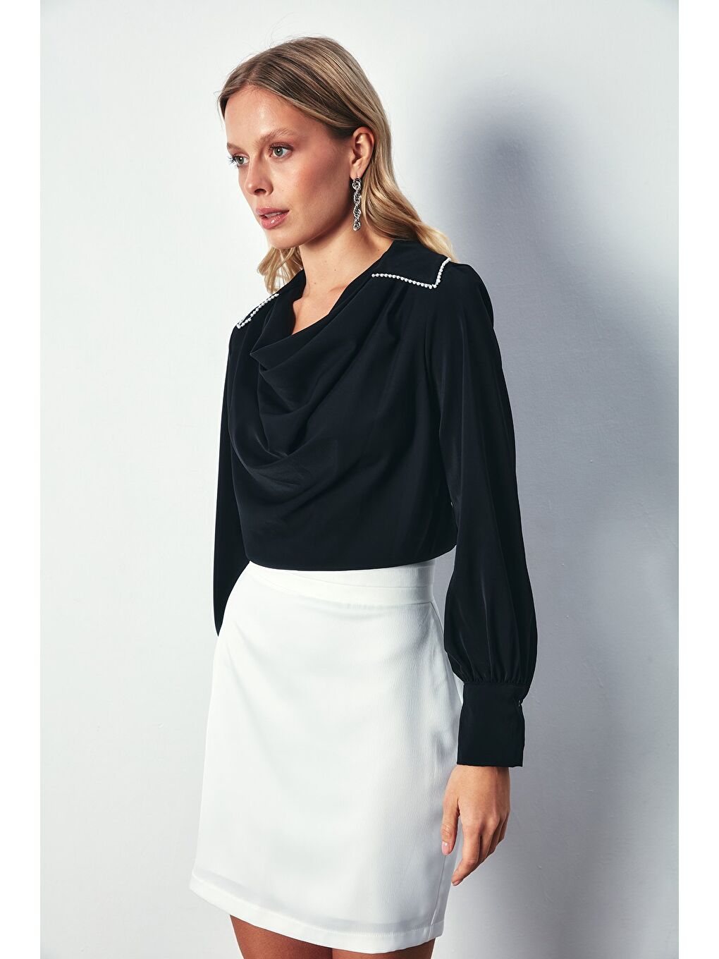 Degaje Yaka İncili Salaş Bluz - Siyah-1