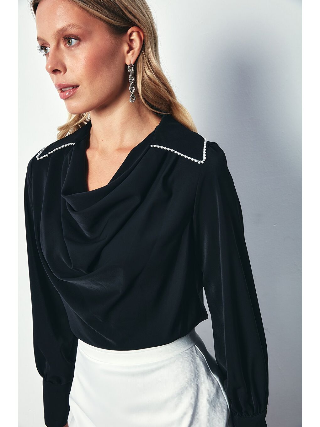 Degaje Yaka İncili Salaş Bluz - Siyah-4