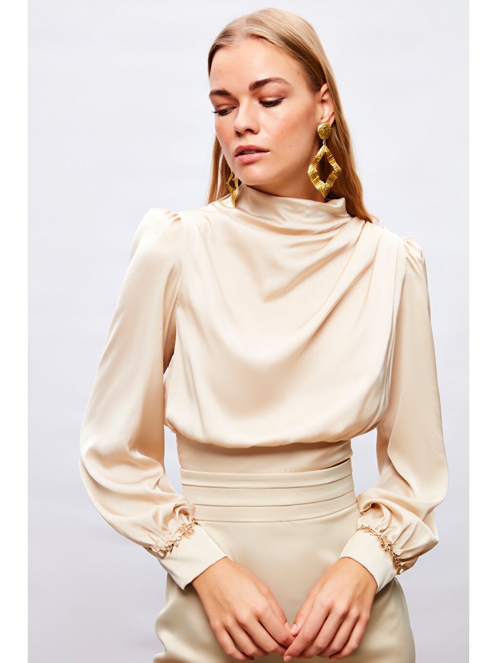 Kol Aksesuar Detaylı Bluz - Bej-2