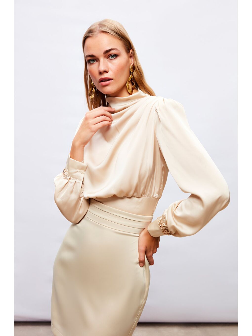 Kol Aksesuar Detaylı Bluz - Bej-4