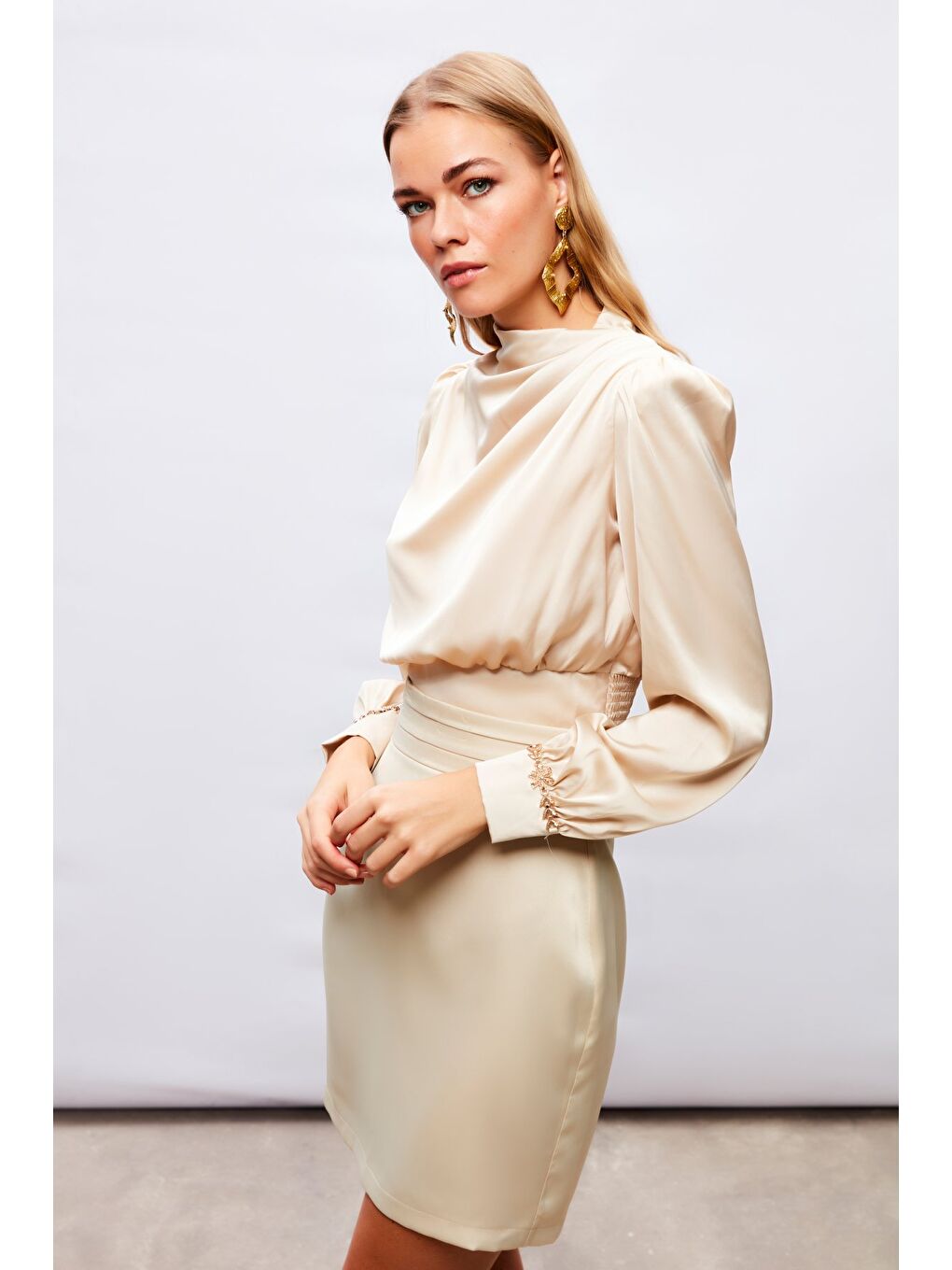 Kol Aksesuar Detaylı Bluz - Bej-5