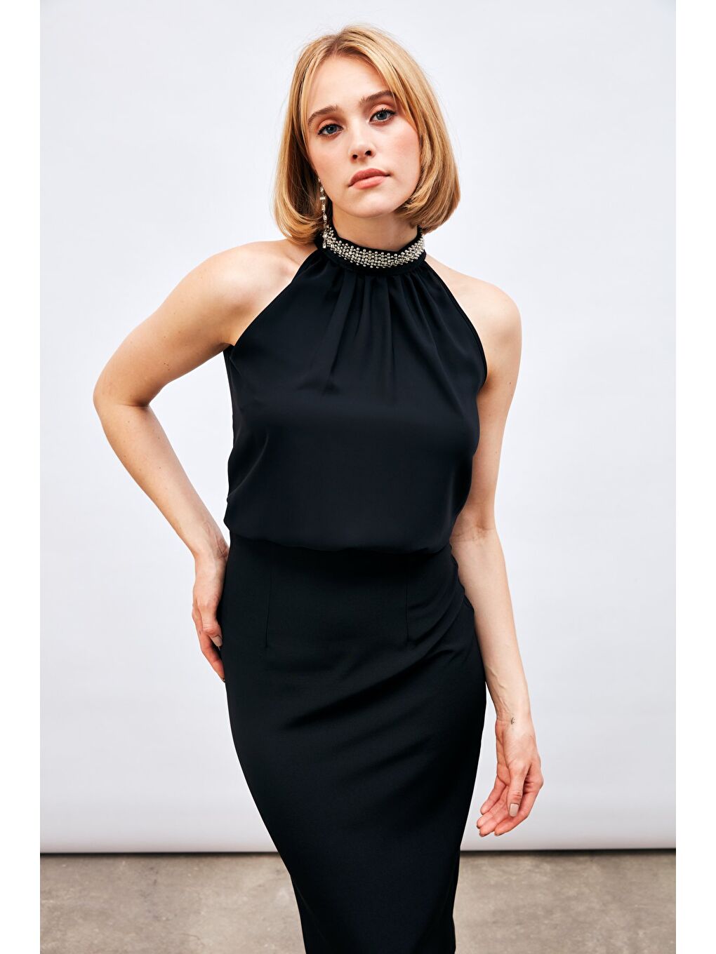 Yaka Aksesuarlı Kolsuz Bluz - Siyah